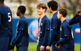 Homme passionné par le foot