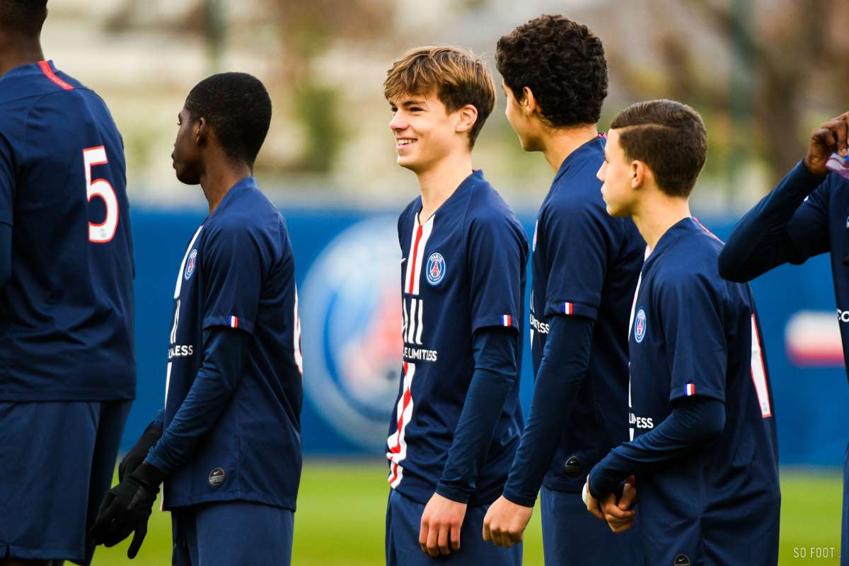 Homme passionné par le foot
